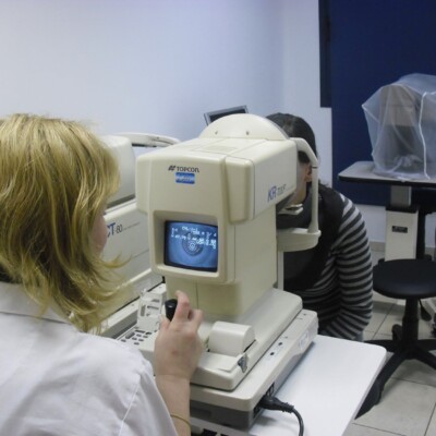 ביצוע בדיקת טופוגראפיה של הקרנית